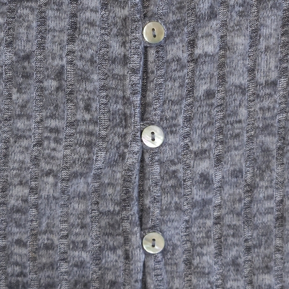 Forever 21 Gray Textured Button Crop Top - Picture 4 of 7